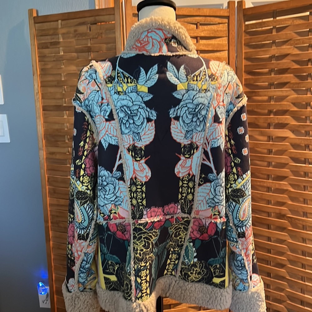 Johnny Was Floral Sherpa-Lined Women's Jacket - Navy & Cream - Picture 4 of 6